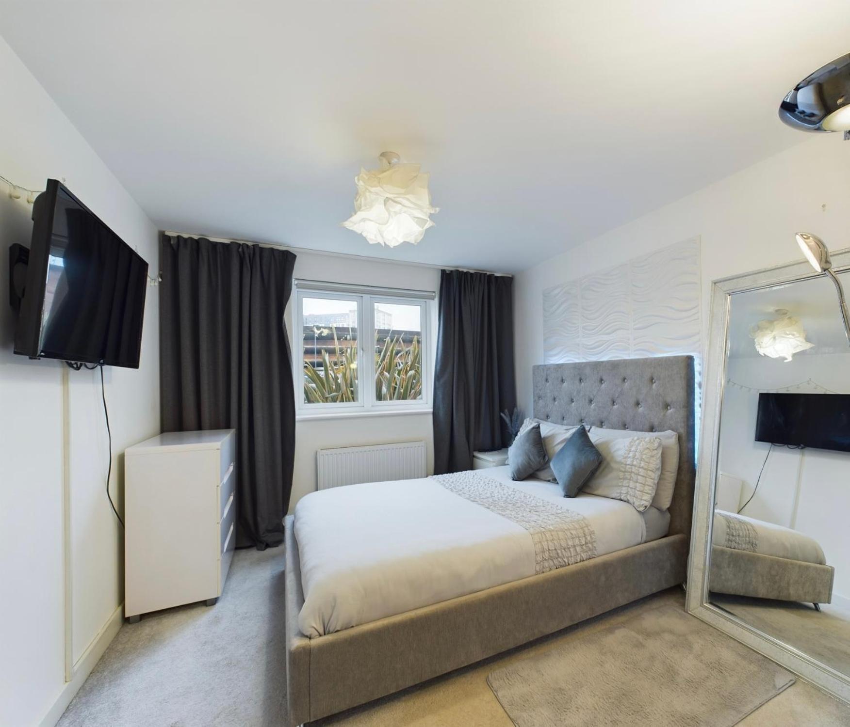 Modern 2 Bed City Apartment With Private Parking สวอนซี ภายนอก รูปภาพ